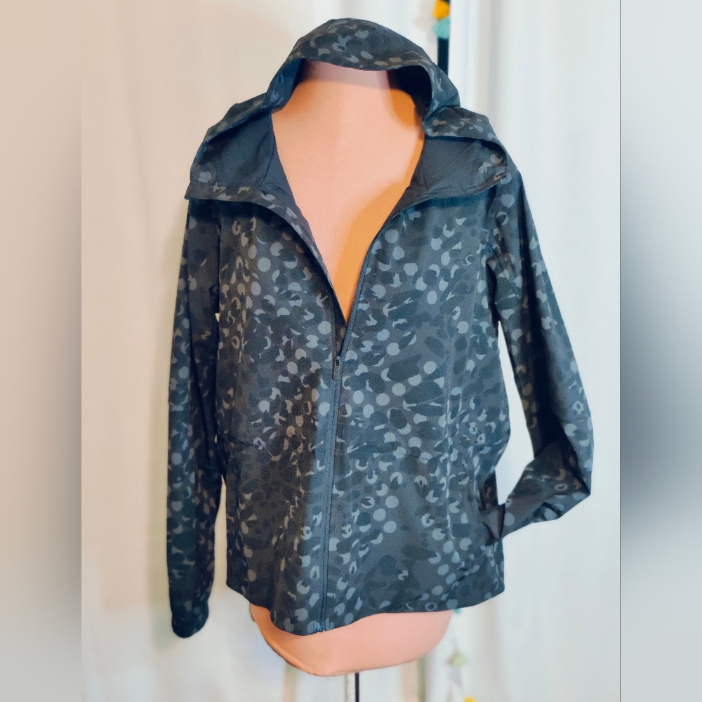 Lululemon Primal Dot Max Packable Water Repellent Hooded Jacket Black pockets 8